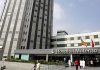 Hombre se lanza con su bebé por la ventana de un hospital de Madrid
