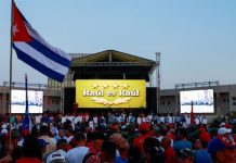 Miles de cubanos se manifiestan en la embajada de EU en La Habana contra imputación vs. Raúl Castro