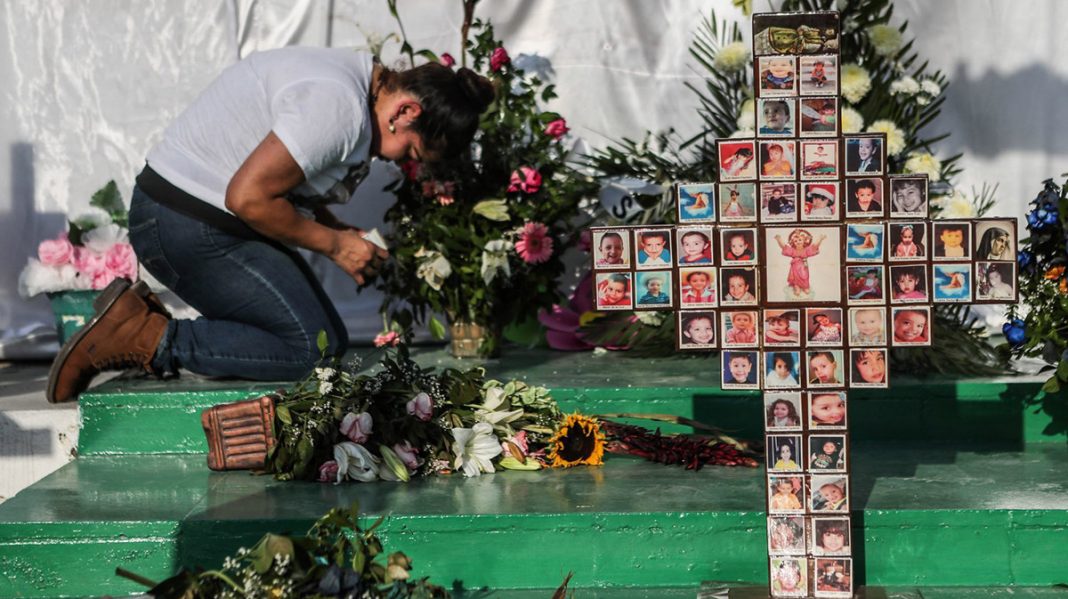 HERMOSILLO, SONORA, 05JUNIO2017.- Familiares, amigos y ciudadanía hermosillence marcharon a 8 años de haber ocurrido el incendio en la guardería ABC, donde fallecieran 49 niños. El recorrido inició en la bodega que era utilizada como estancia infanti
