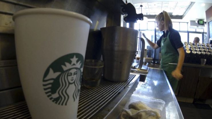 Beyond Plastics afirma que los vasos reusables de Starbucks terminan en la basura