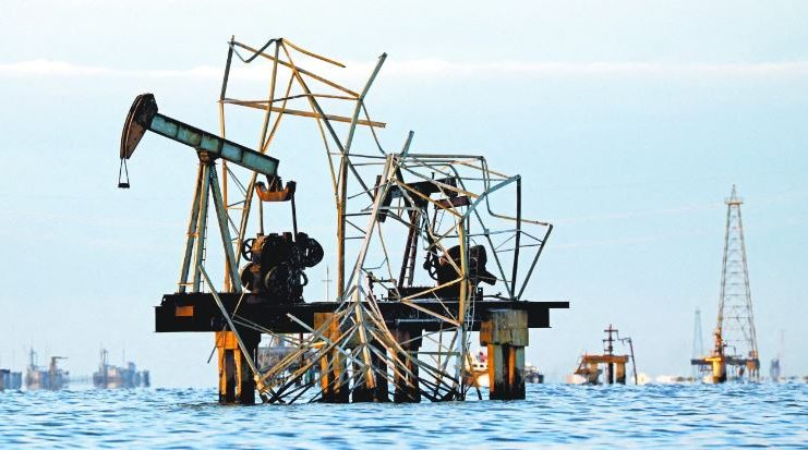 Petróleo opera estable, inversionistas sopesan acuerdo EU-Irán y previsiones de la AIE