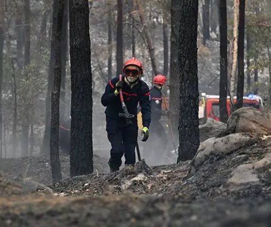 Miles de evacuados por incendio cerca de París