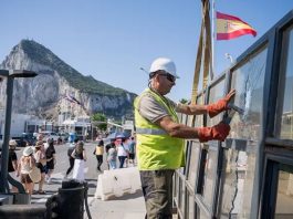 Retira Gibraltar valla fronteriza con España