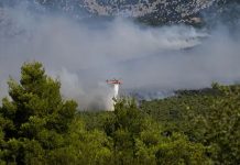 Chocan dos helicópteros que combatían incendios